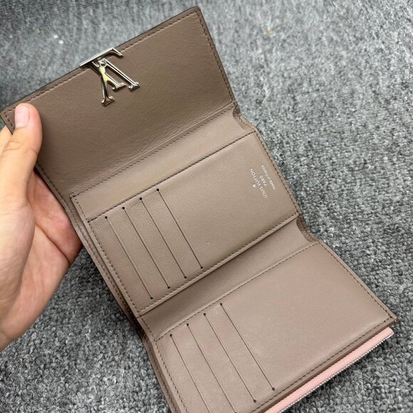 LOUIS VUITTON Portefeuille Capucines Leather Wallet 350-071025 - Picture 9 of 10